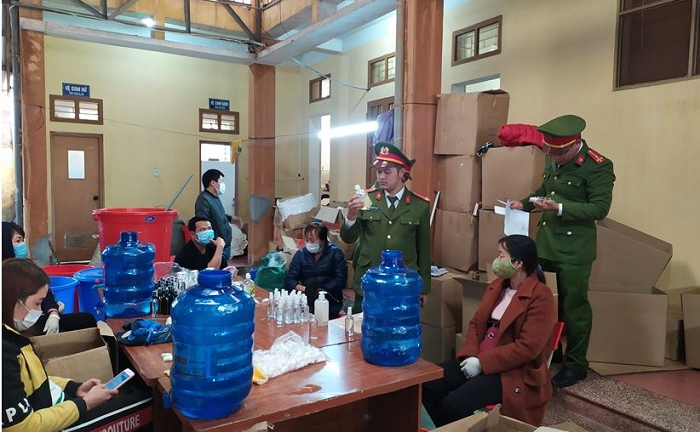 Đột kích cơ sở sản xuất nước rửa tay trái phép ở Thái Bình